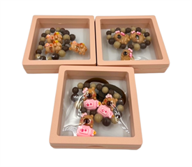 Zestaw biżuterii Kapibara (bransoletka +2 gumki do włosów)12 szt w displayu 65806