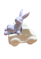 Zając z samochodem figurka